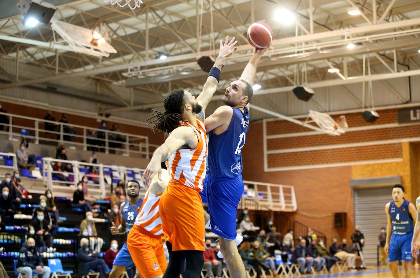 El Liberbank Oviedo cerró la primera fase de la LEB Oro, con un triunfo de gran valor ante el Leyma Coruña. Los ovetenses llegaron a ir quince puntos por debajo en el marcador.