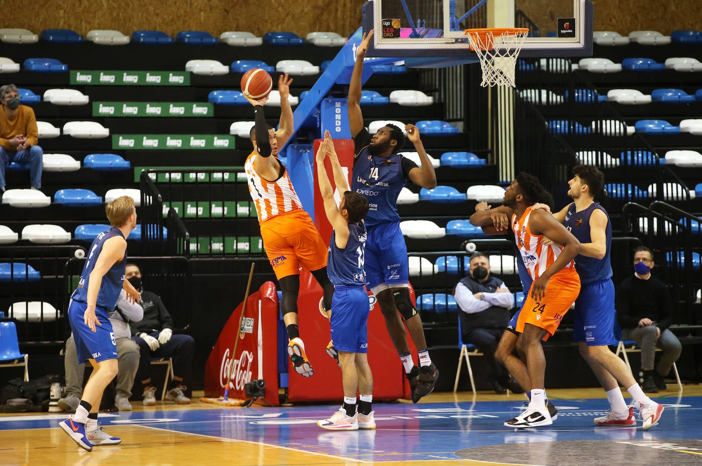 El Liberbank Oviedo cerró la primera fase de la LEB Oro, con un triunfo de gran valor ante el Leyma Coruña. Los ovetenses llegaron a ir quince puntos por debajo en el marcador.