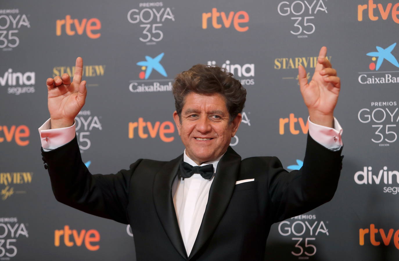 En una ceremonia de los Premios Goya atípica a causa de las restricciones, no podía faltar la alfombra roja, donde tanto como mujeres como hombres lucieron sus mejores galas. 