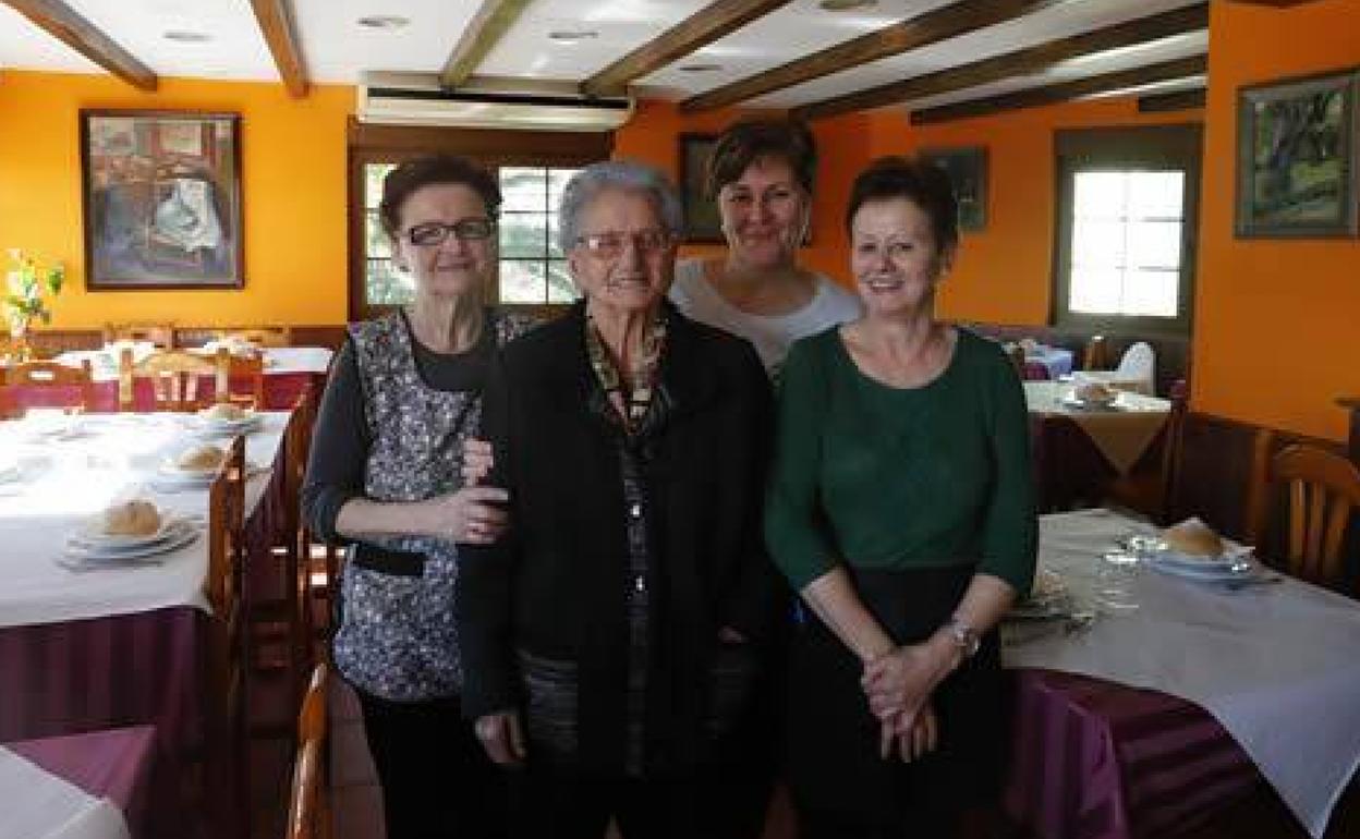 Florinda, segunda por la izquierda, con su hija Adamina, su nieta Begoña y María del Mar, en el restaurante en 2019.