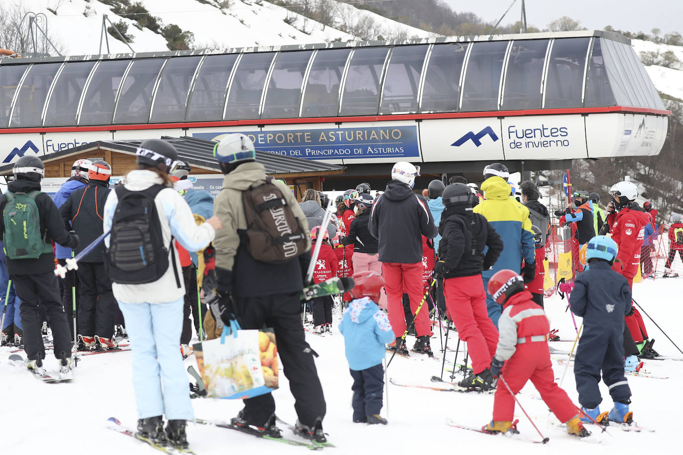El final del cierre perimetral en las principales ciudades de Asturias provocó que fueran muchos los aficionados al esquí que se acercaran hasta la estación allerana.