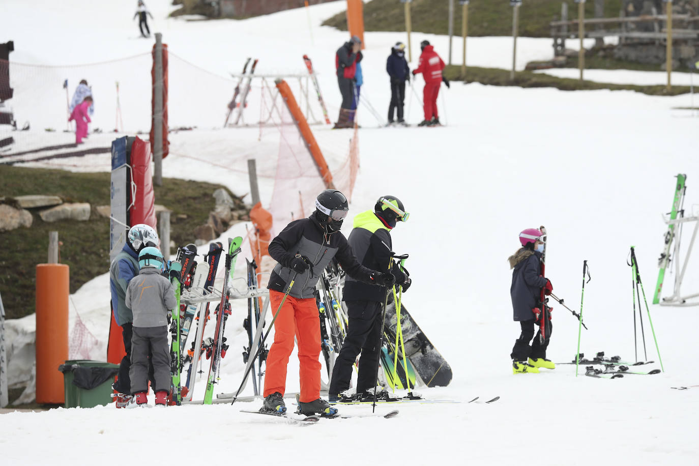 El final del cierre perimetral en las principales ciudades de Asturias provocó que fueran muchos los aficionados al esquí que se acercaran hasta la estación allerana.