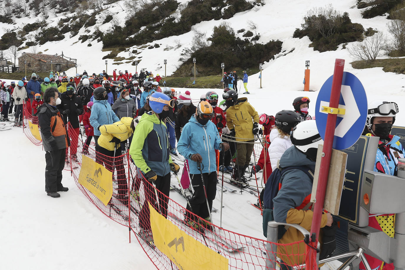 El final del cierre perimetral en las principales ciudades de Asturias provocó que fueran muchos los aficionados al esquí que se acercaran hasta la estación allerana.