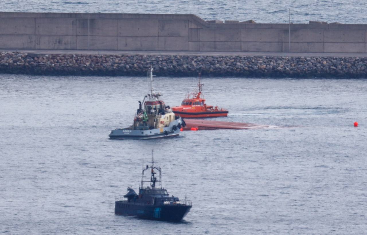 El barco que los narcos intentaron hundir con un cargamento de droga en Ribadeo ha sido arrastrado hasta Gijón para revisar si quedan fardos en su interior