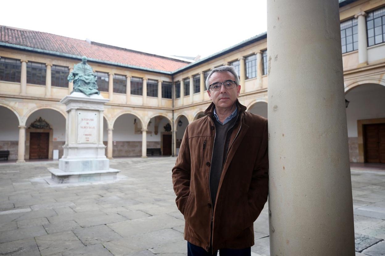 José Miguel Arias, vicerrector de Gestión Académica, en el patio del Edificio Histórico. 