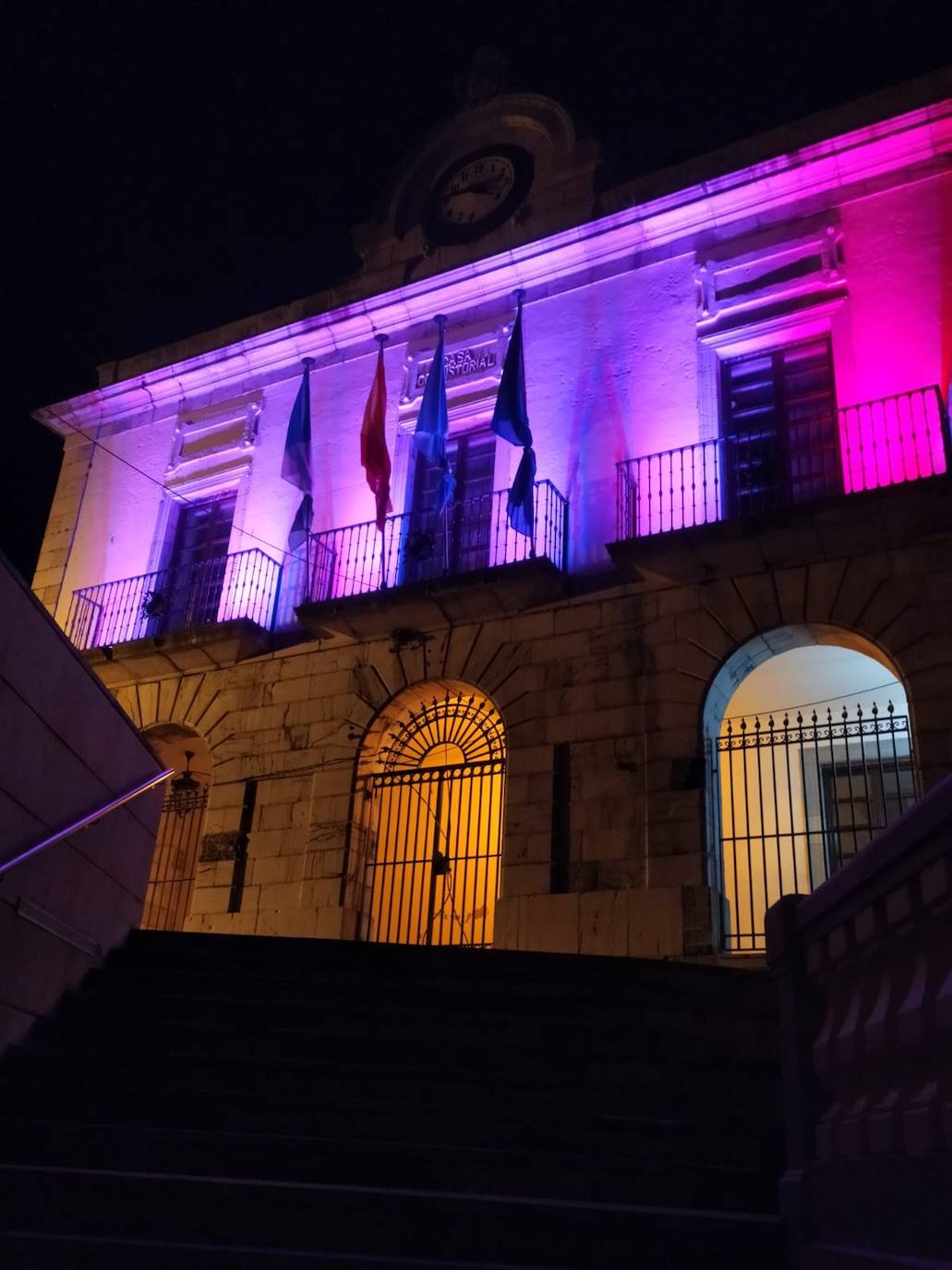 Gijón y Oviedo acogieron este lunes 8 de marzo las concentraciones más multitudinarias en el Día Internacional de la Mujer, pero otros puntos de la región como Avilés, Siero, Valdés, Arriondas o Vegadeo también se sumaron a las reivindicaciones de distintas maneras.