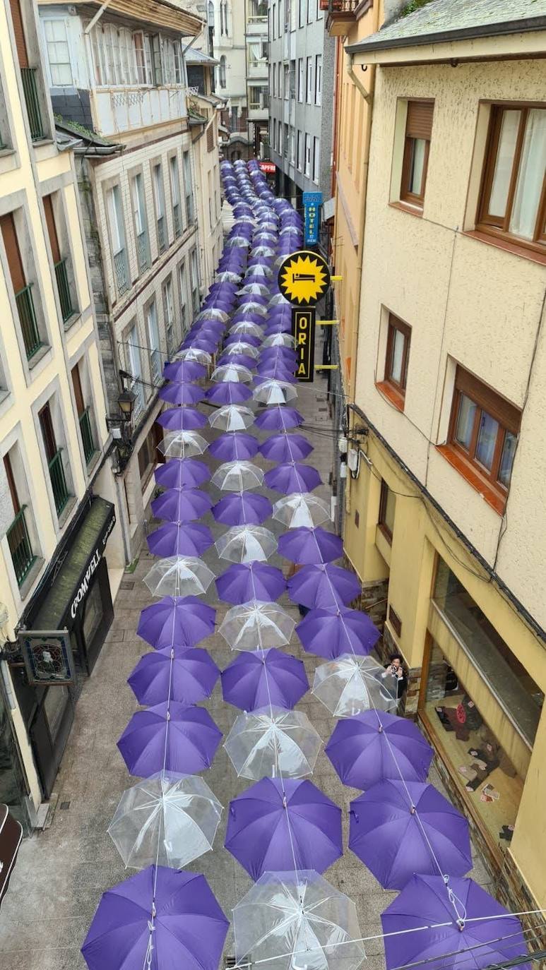 Gijón y Oviedo acogieron este lunes 8 de marzo las concentraciones más multitudinarias en el Día Internacional de la Mujer, pero otros puntos de la región como Avilés, Siero, Valdés, Arriondas o Vegadeo también se sumaron a las reivindicaciones de distintas maneras.