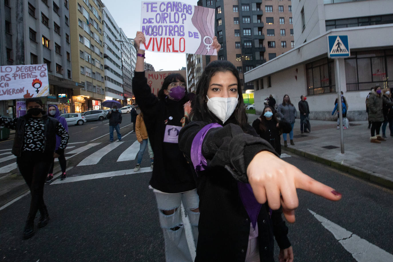 Gijón y Oviedo acogieron este lunes 8 de marzo las concentraciones más multitudinarias en el Día Internacional de la Mujer, pero otros puntos de la región como Avilés, Siero, Valdés, Arriondas o Vegadeo también se sumaron a las reivindicaciones de distintas maneras.