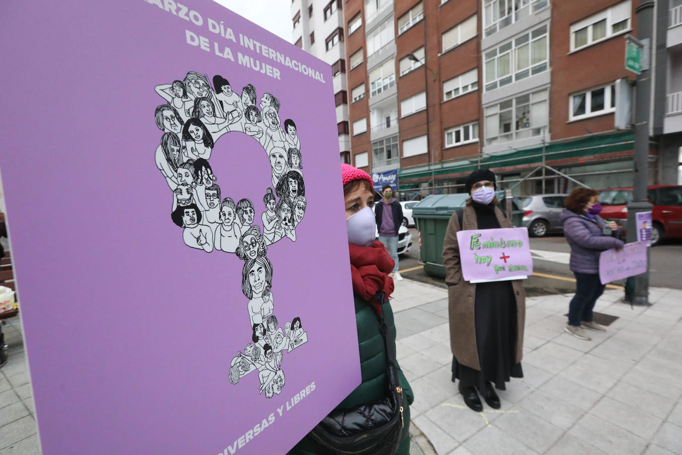 Gijón y Oviedo acogieron este lunes 8 de marzo las concentraciones más multitudinarias en el Día Internacional de la Mujer, pero otros puntos de la región como Avilés, Siero, Valdés, Arriondas o Vegadeo también se sumaron a las reivindicaciones de distintas maneras.