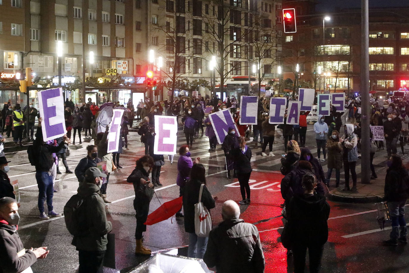 Gijón y Oviedo acogieron este lunes 8 de marzo las concentraciones más multitudinarias en el Día Internacional de la Mujer, pero otros puntos de la región como Avilés, Siero, Valdés, Arriondas o Vegadeo también se sumaron a las reivindicaciones de distintas maneras.