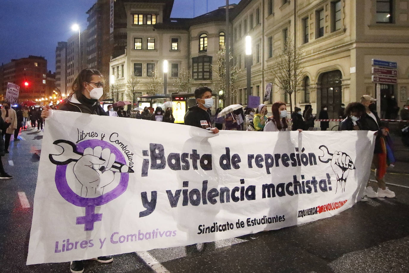 Gijón y Oviedo acogieron este lunes 8 de marzo las concentraciones más multitudinarias en el Día Internacional de la Mujer, pero otros puntos de la región como Avilés, Siero, Valdés, Arriondas o Vegadeo también se sumaron a las reivindicaciones de distintas maneras.