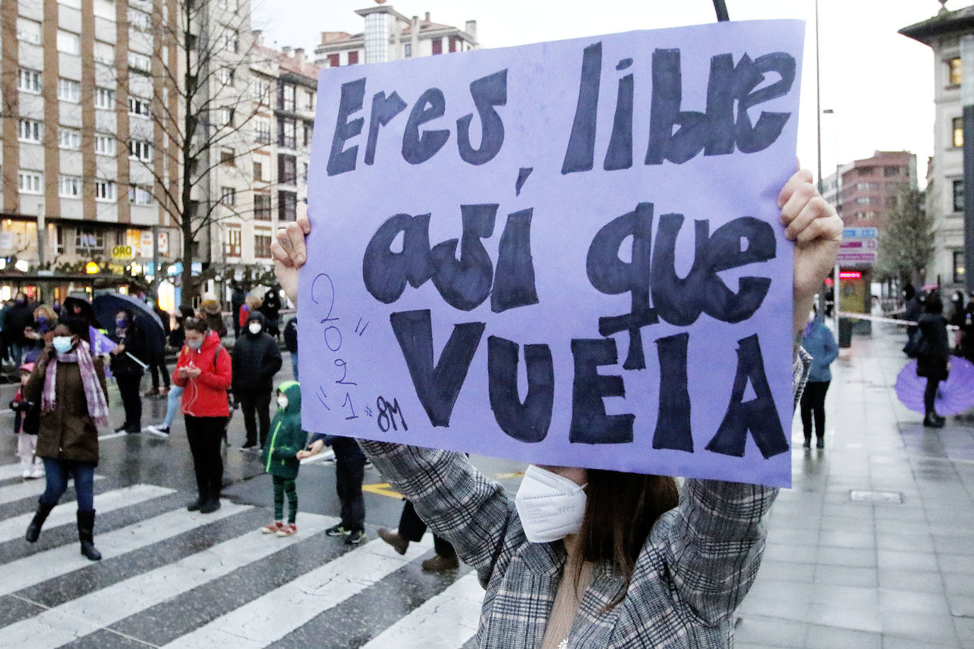 Gijón y Oviedo acogieron este lunes 8 de marzo las concentraciones más multitudinarias en el Día Internacional de la Mujer, pero otros puntos de la región como Avilés, Siero, Valdés, Arriondas o Vegadeo también se sumaron a las reivindicaciones de distintas maneras.