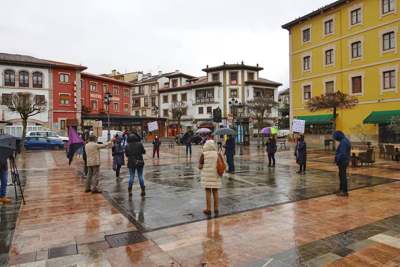 Gijón y Oviedo acogieron este lunes 8 de marzo las concentraciones más multitudinarias en el Día Internacional de la Mujer, pero otros puntos de la región como Avilés, Siero, Valdés, Arriondas o Vegadeo también se sumaron a las reivindicaciones de distintas maneras.