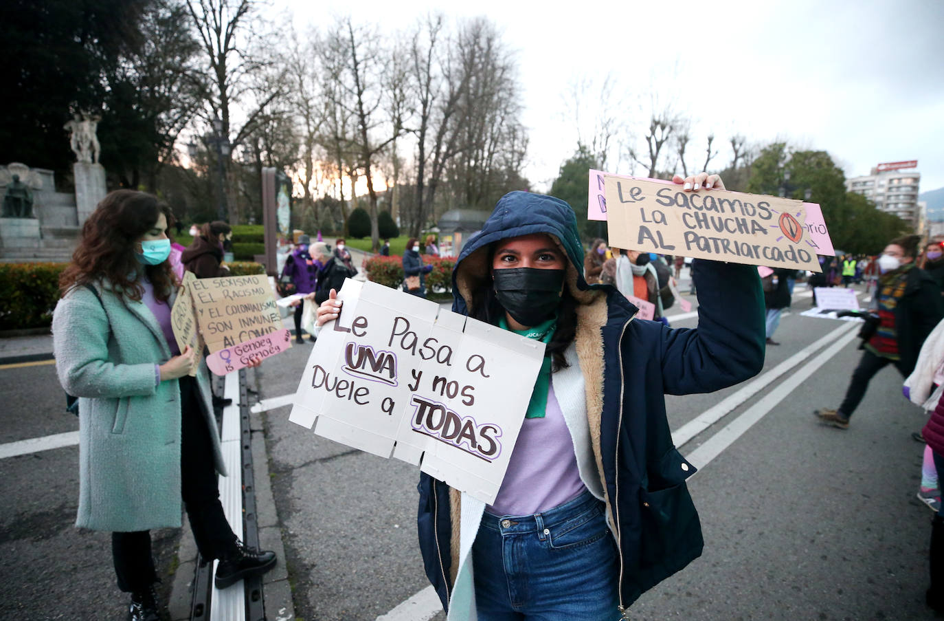 Gijón y Oviedo acogieron este lunes 8 de marzo las concentraciones más multitudinarias en el Día Internacional de la Mujer, pero otros puntos de la región como Avilés, Siero, Valdés, Arriondas o Vegadeo también se sumaron a las reivindicaciones de distintas maneras.