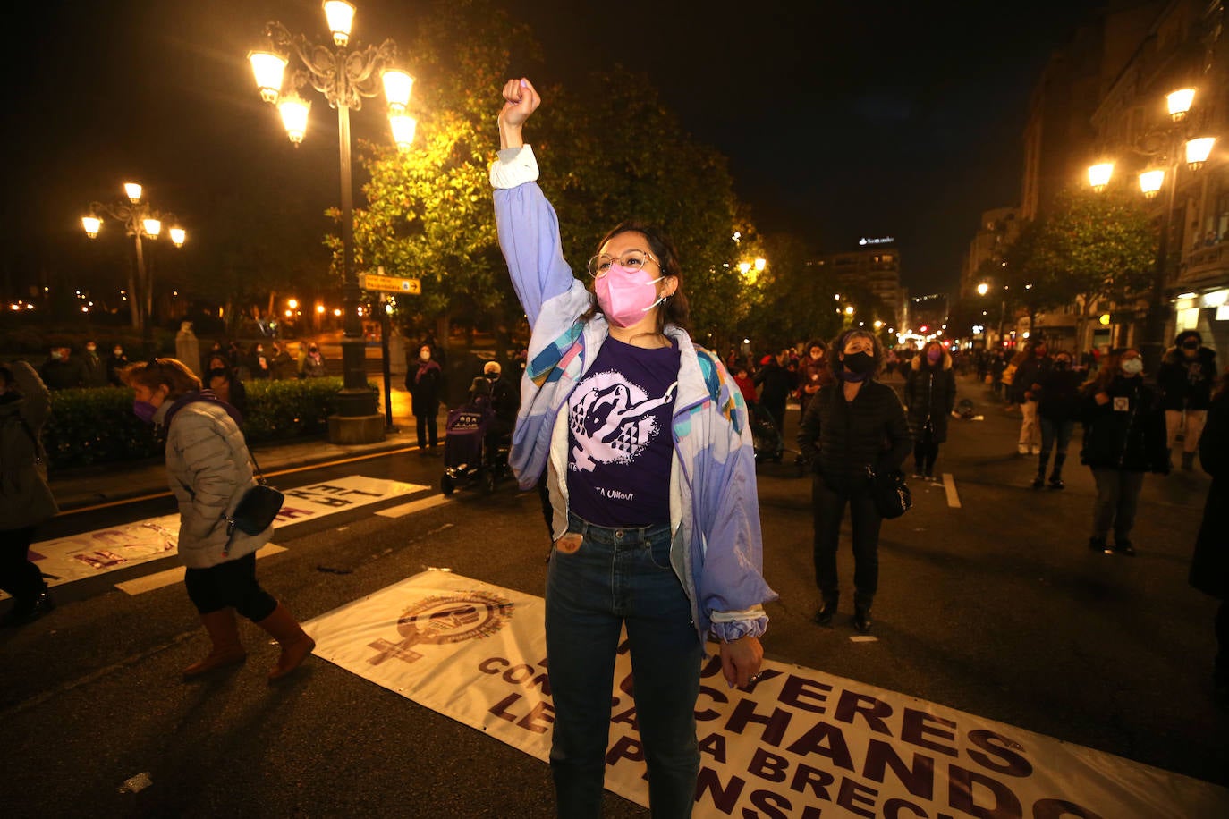 Gijón y Oviedo acogieron este lunes 8 de marzo las concentraciones más multitudinarias en el Día Internacional de la Mujer, pero otros puntos de la región como Avilés, Siero, Valdés, Arriondas o Vegadeo también se sumaron a las reivindicaciones de distintas maneras.