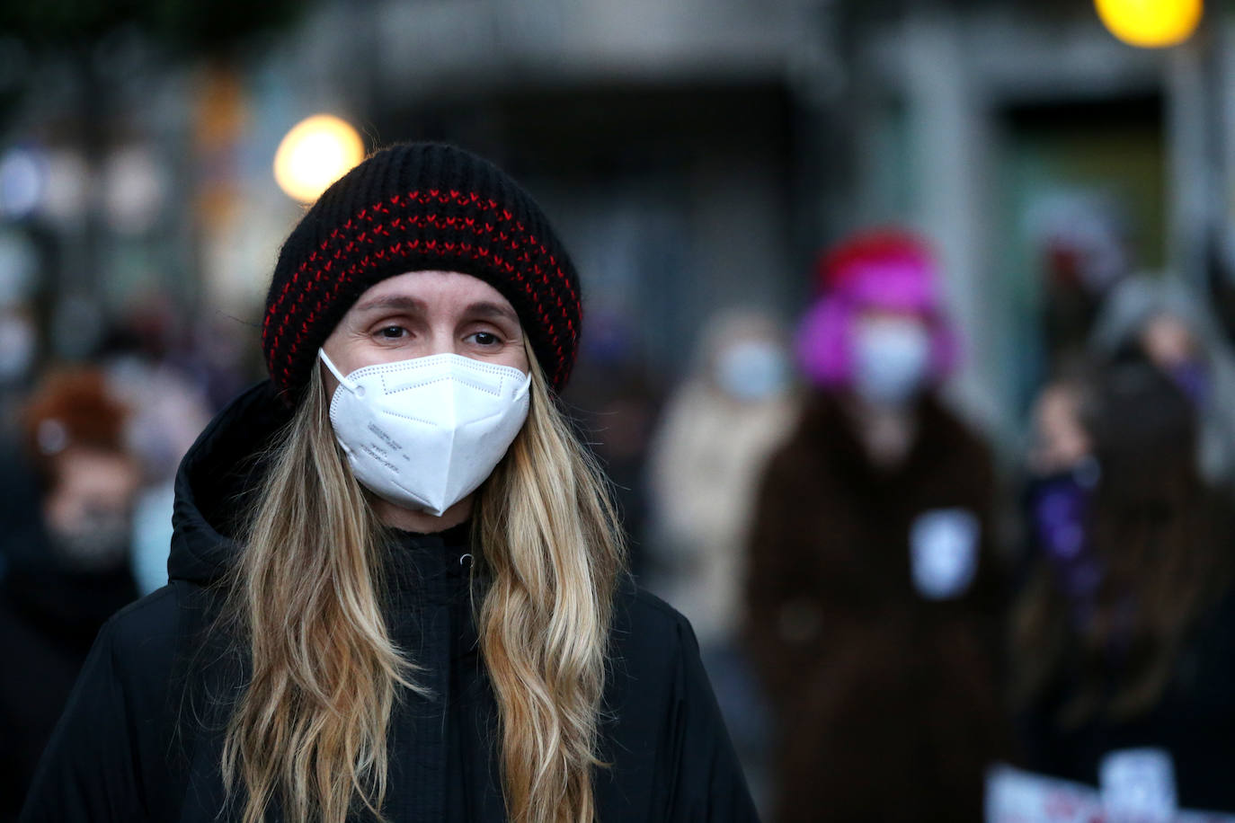 La manifestación de este 8-M en Oviedo, muy diferente por la pandemia. Menos color, menos multitudinaria, pero igual de reivindicativo