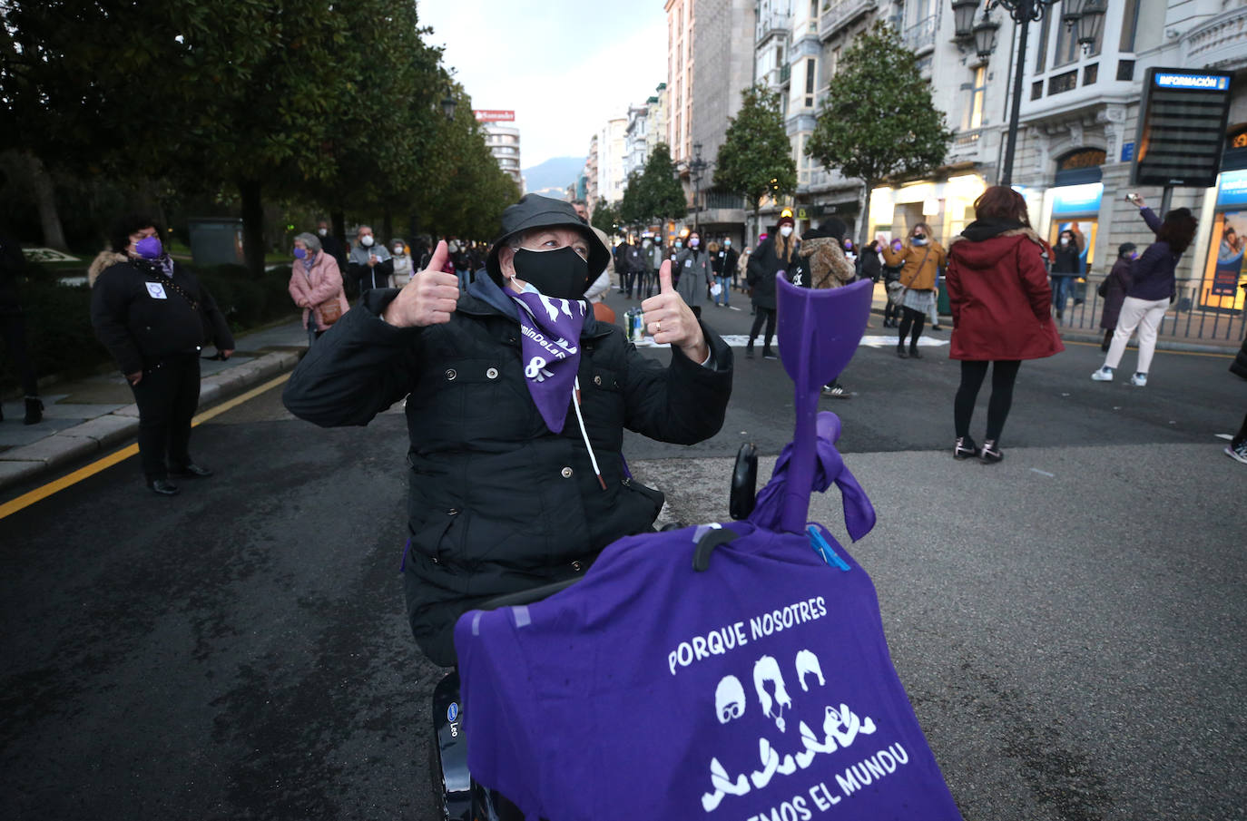 La manifestación de este 8-M en Oviedo, muy diferente por la pandemia. Menos color, menos multitudinaria, pero igual de reivindicativo