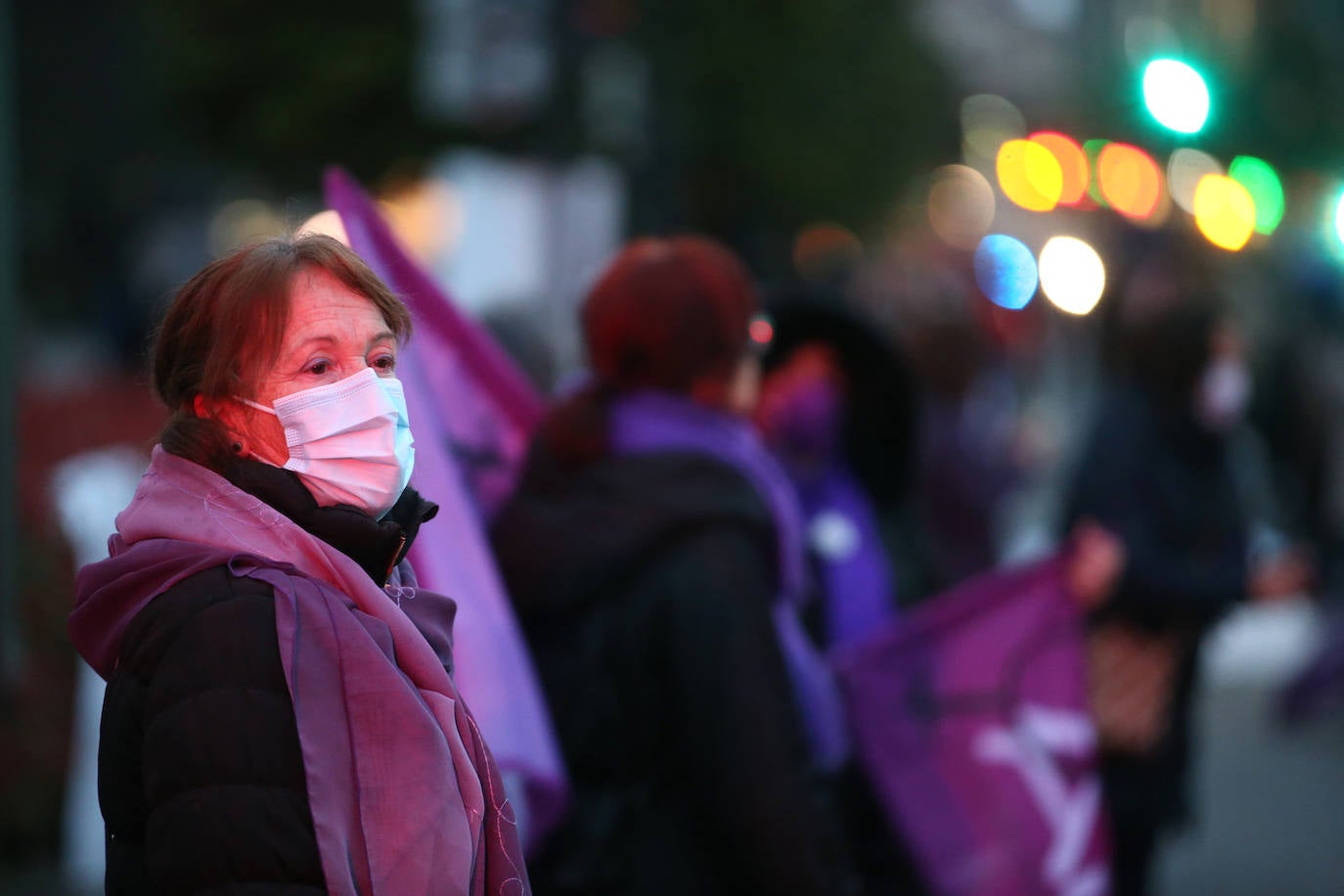 La manifestación de este 8-M en Oviedo, muy diferente por la pandemia. Menos color, menos multitudinaria, pero igual de reivindicativo