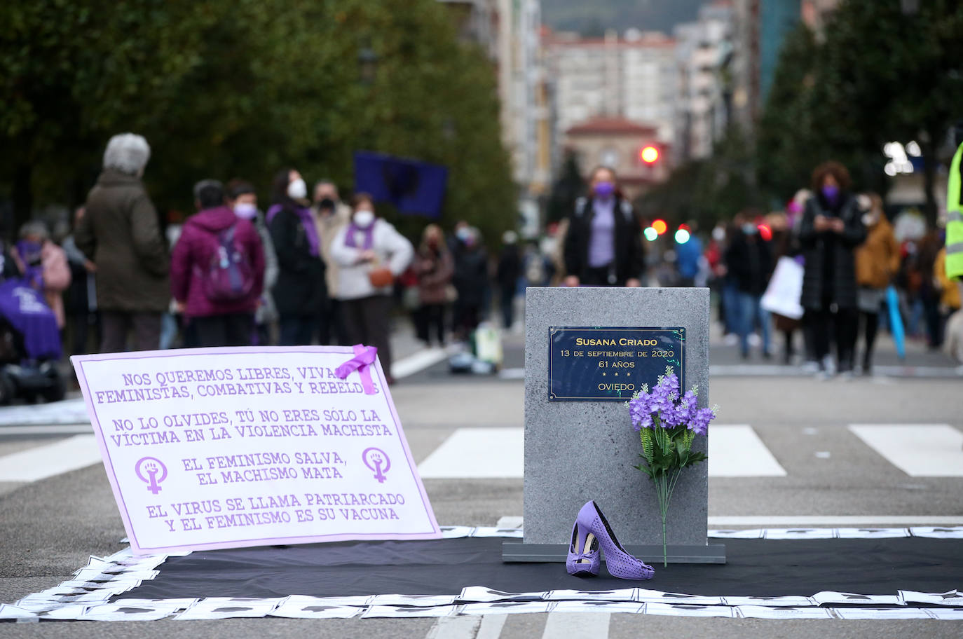 La manifestación de este 8-M en Oviedo, muy diferente por la pandemia. Menos color, menos multitudinaria, pero igual de reivindicativo