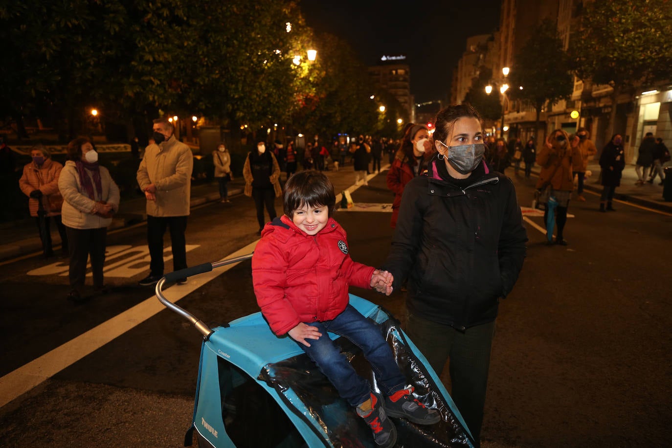 La manifestación de este 8-M en Oviedo, muy diferente por la pandemia. Menos color, menos multitudinaria, pero igual de reivindicativo