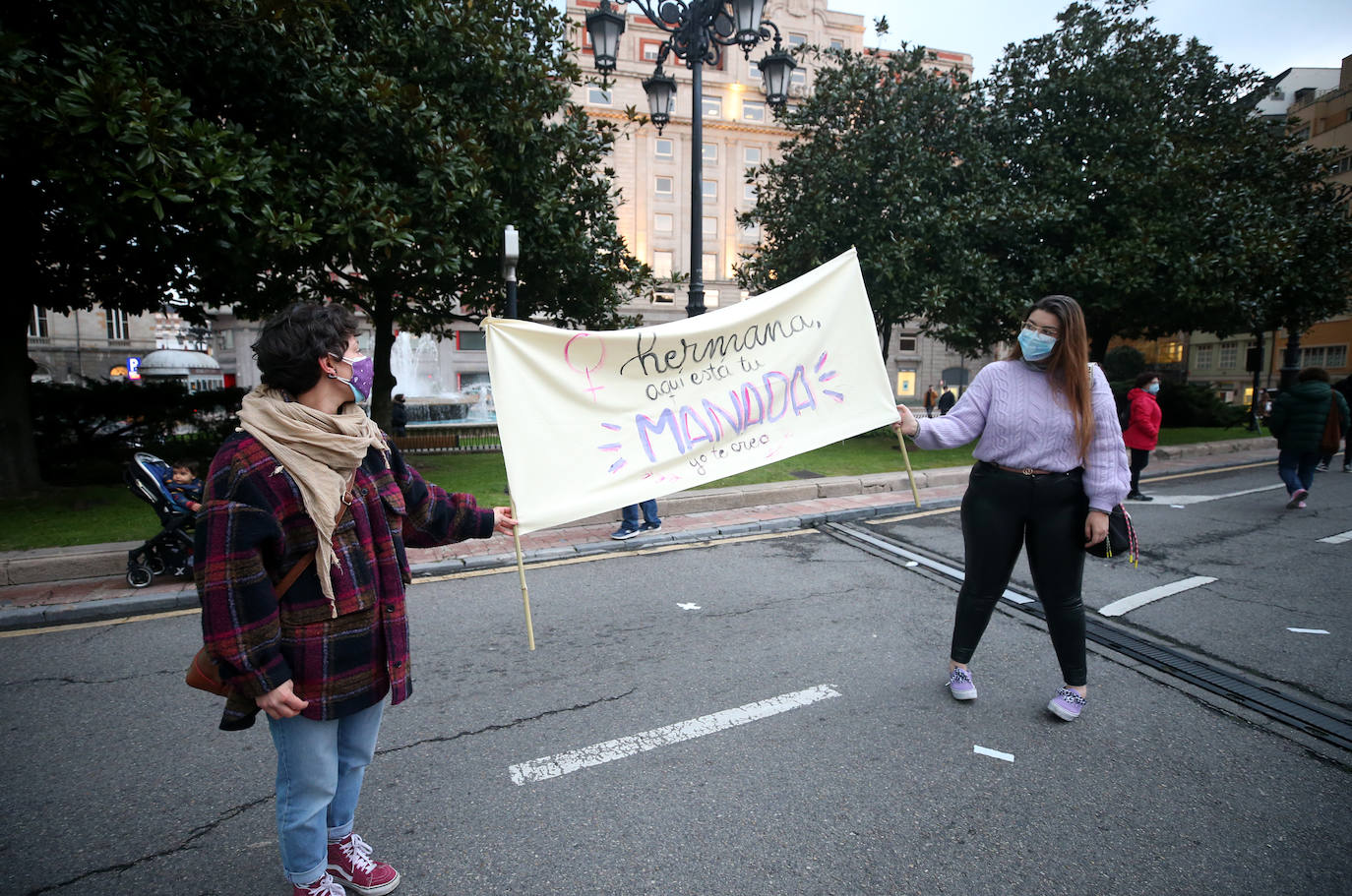 La manifestación de este 8-M en Oviedo, muy diferente por la pandemia. Menos color, menos multitudinaria, pero igual de reivindicativo