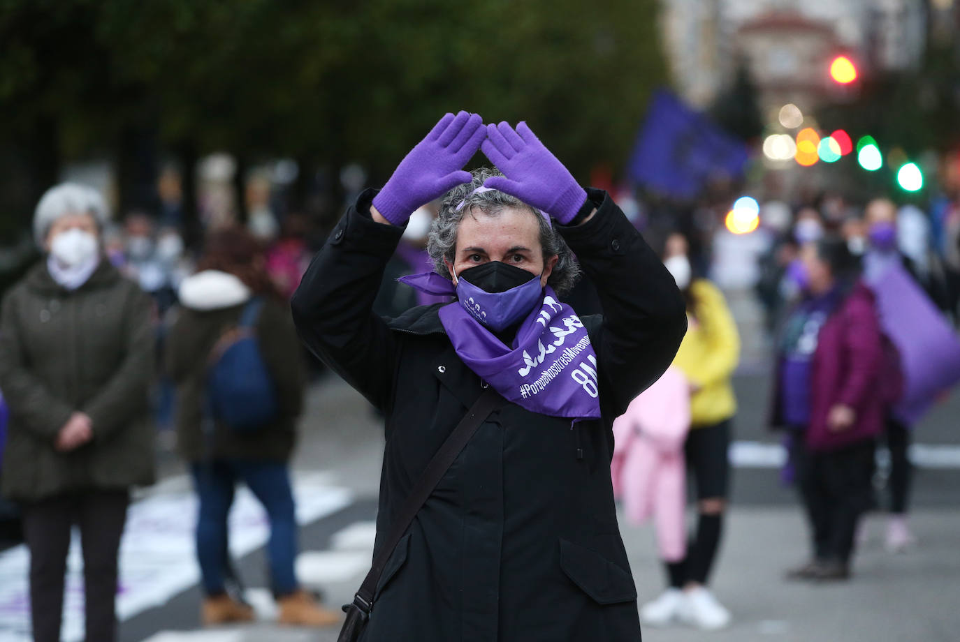La manifestación de este 8-M en Oviedo, muy diferente por la pandemia. Menos color, menos multitudinaria, pero igual de reivindicativo