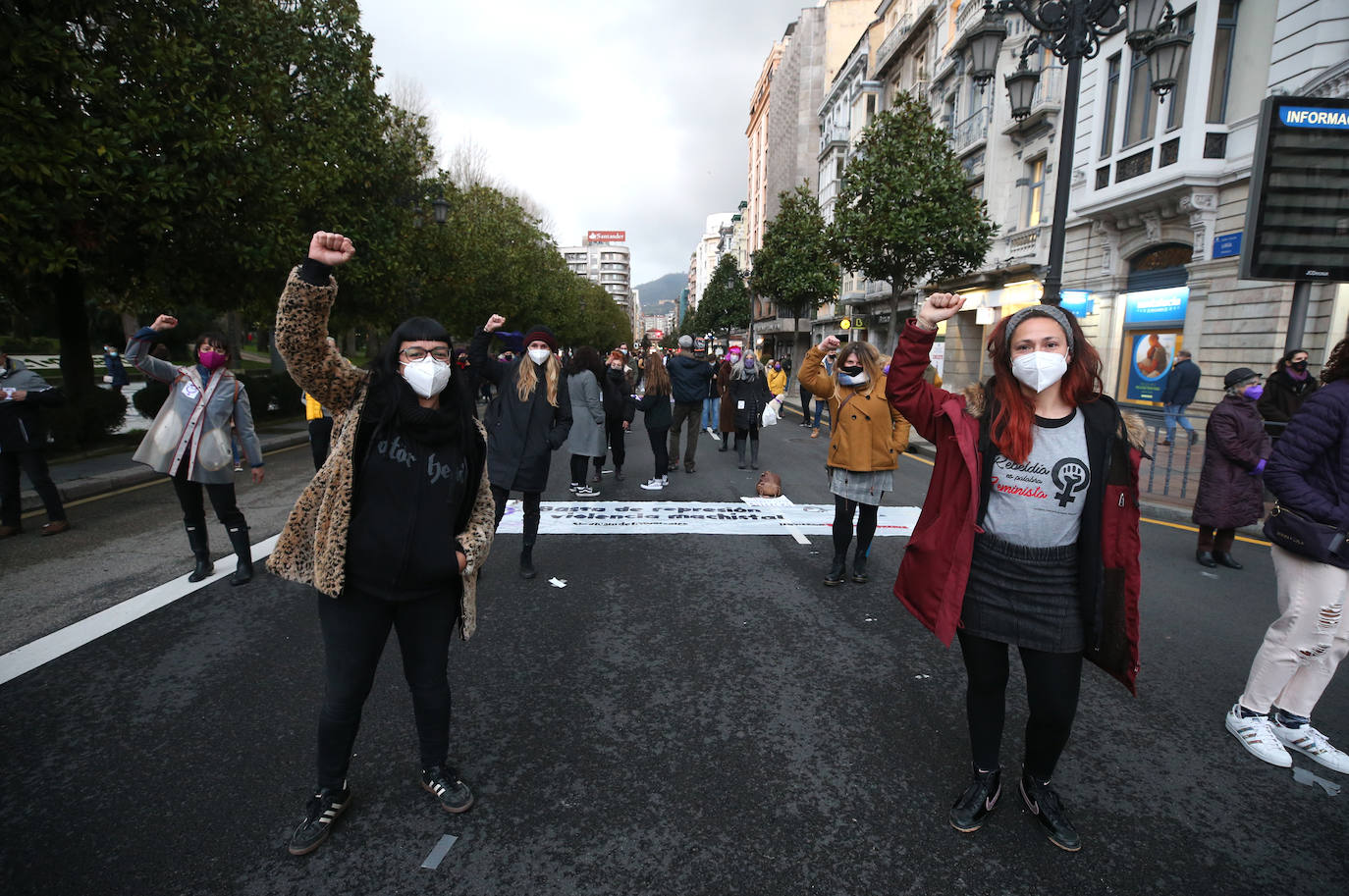 La manifestación de este 8-M en Oviedo, muy diferente por la pandemia. Menos color, menos multitudinaria, pero igual de reivindicativo
