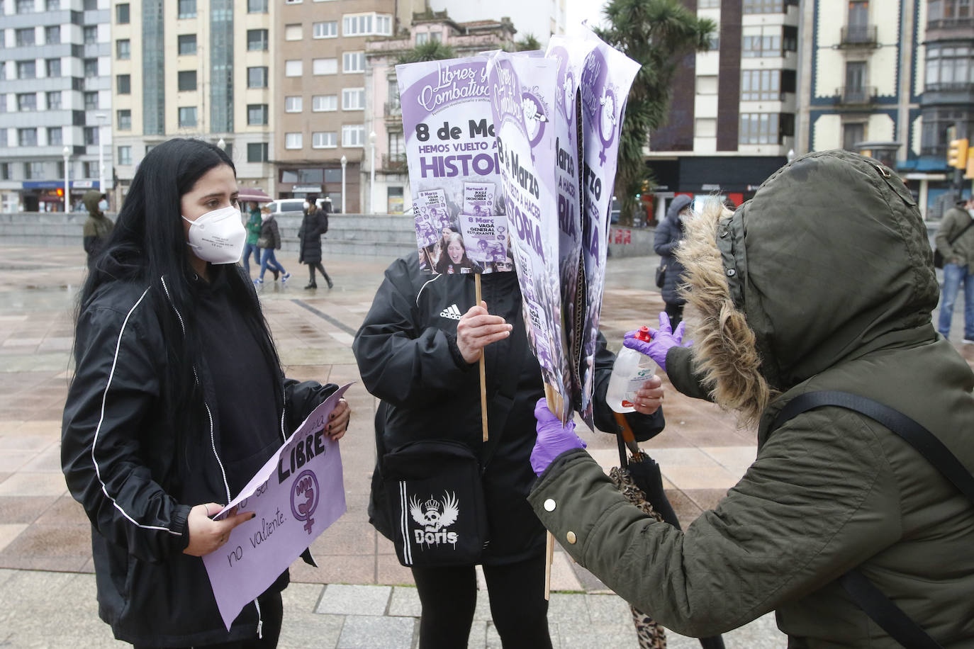 Las feministas más jovenes y representantes de los sindicatos han sido los primeros en movilizarse por el Día Internacional de la Mujer en la capital asturiana.