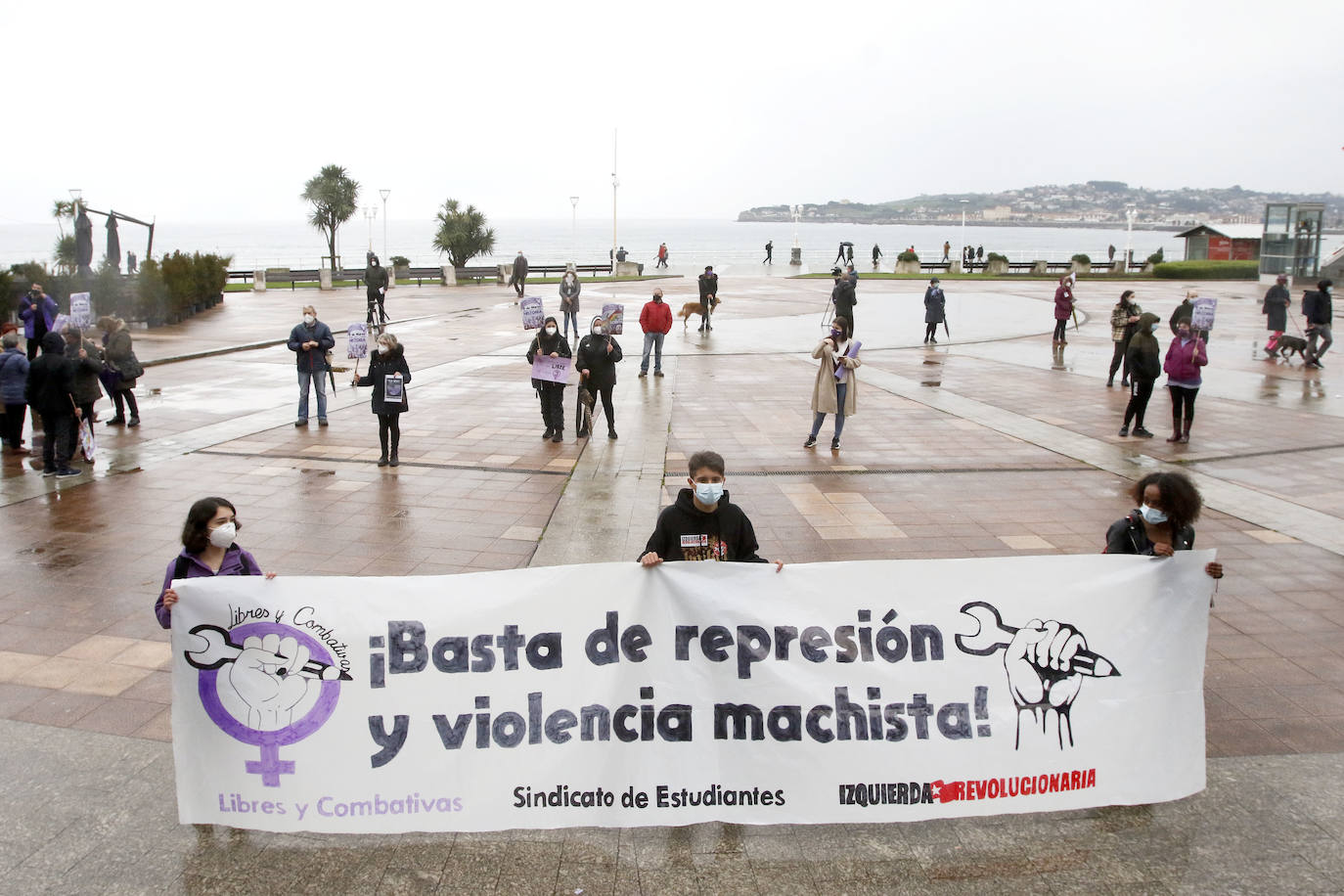 Las feministas más jovenes y representantes de los sindicatos han sido los primeros en movilizarse por el Día Internacional de la Mujer en la capital asturiana.