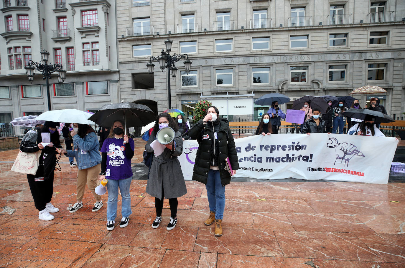 Las feministas más jovenes y representantes de los sindicatos han sido los primeros en movilizarse por el Día Internacional de la Mujer en la capital asturiana.