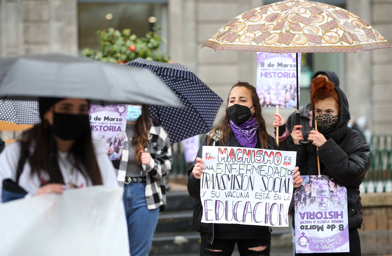 Las feministas más jovenes y representantes de los sindicatos han sido los primeros en movilizarse por el Día Internacional de la Mujer en la capital asturiana.