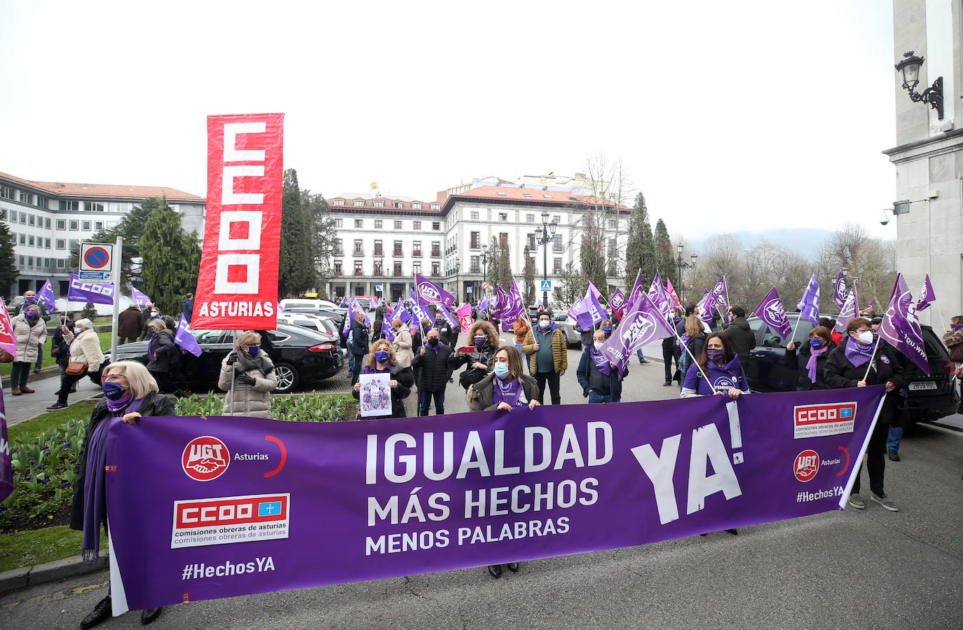 Las feministas más jovenes y representantes de los sindicatos han sido los primeros en movilizarse por el Día Internacional de la Mujer en la capital asturiana.