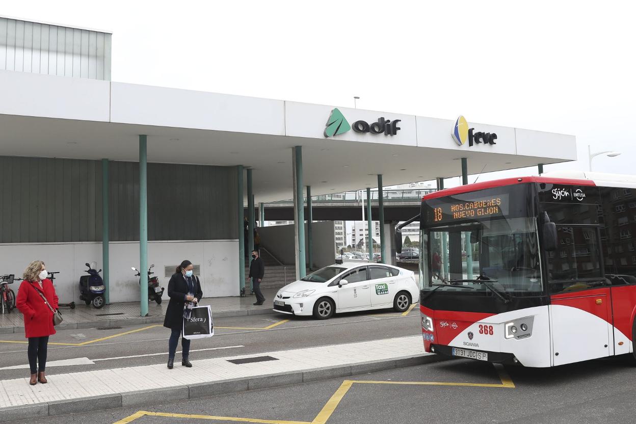 Acceso a la estación de Sanz Crespo, donde tienen también sus paradas taxis y autobuses urbanos. 