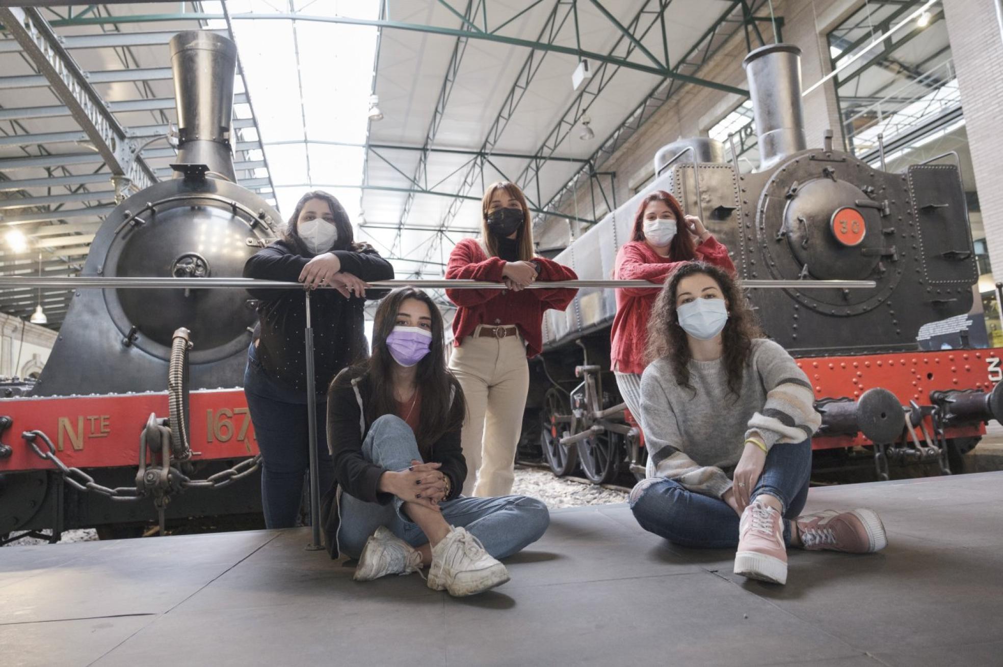 Zona urbana.De izquierda a derecha (sentadas) Sofía Villa y Alba Ortiz; trasellas Alba Carballo, Natalia Montes y Lucía Lobato, en el Museo del Ferrocarril.