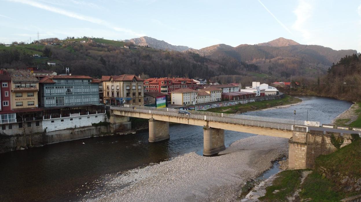 El puente, de 1939, es la entrada a Arriondas desde el oriente. 