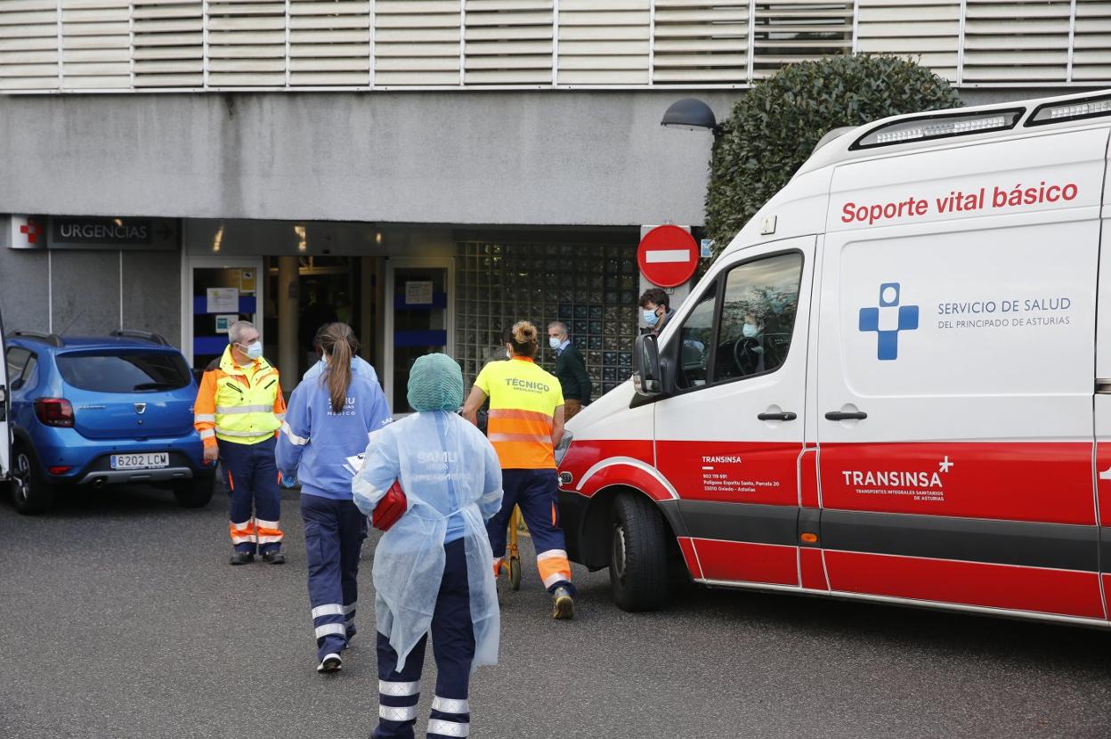 Traslado de un paciente con covid al Hospital de Cabueñes.