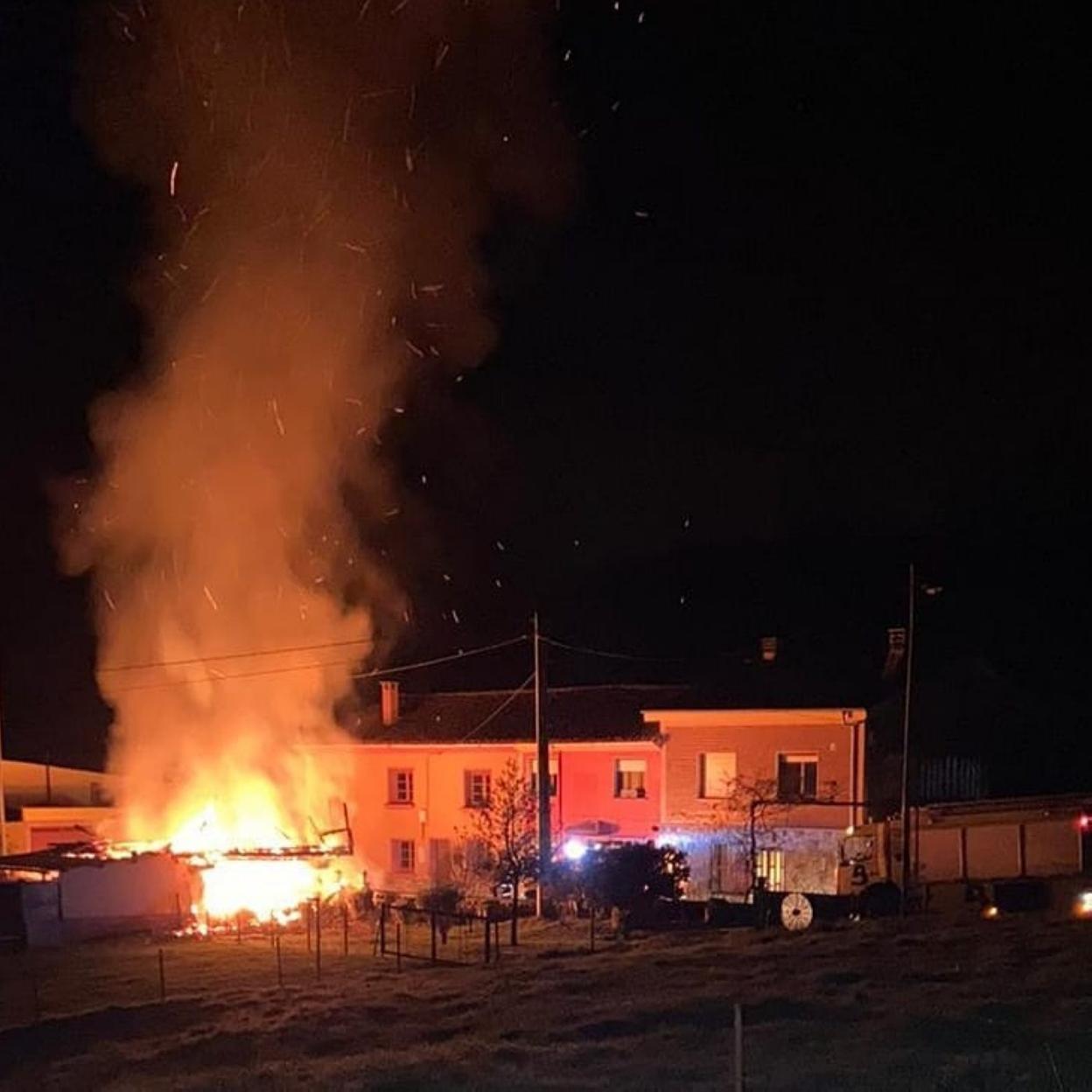 Incendio de un hórreo en Camás