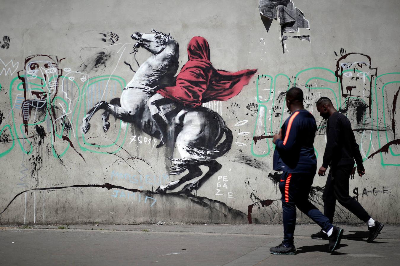 Las obras de arte urbano de Banksy son fotografiadas por gran cantidad de gente a diario. El artista combina la escritura con grafitis y plantillas