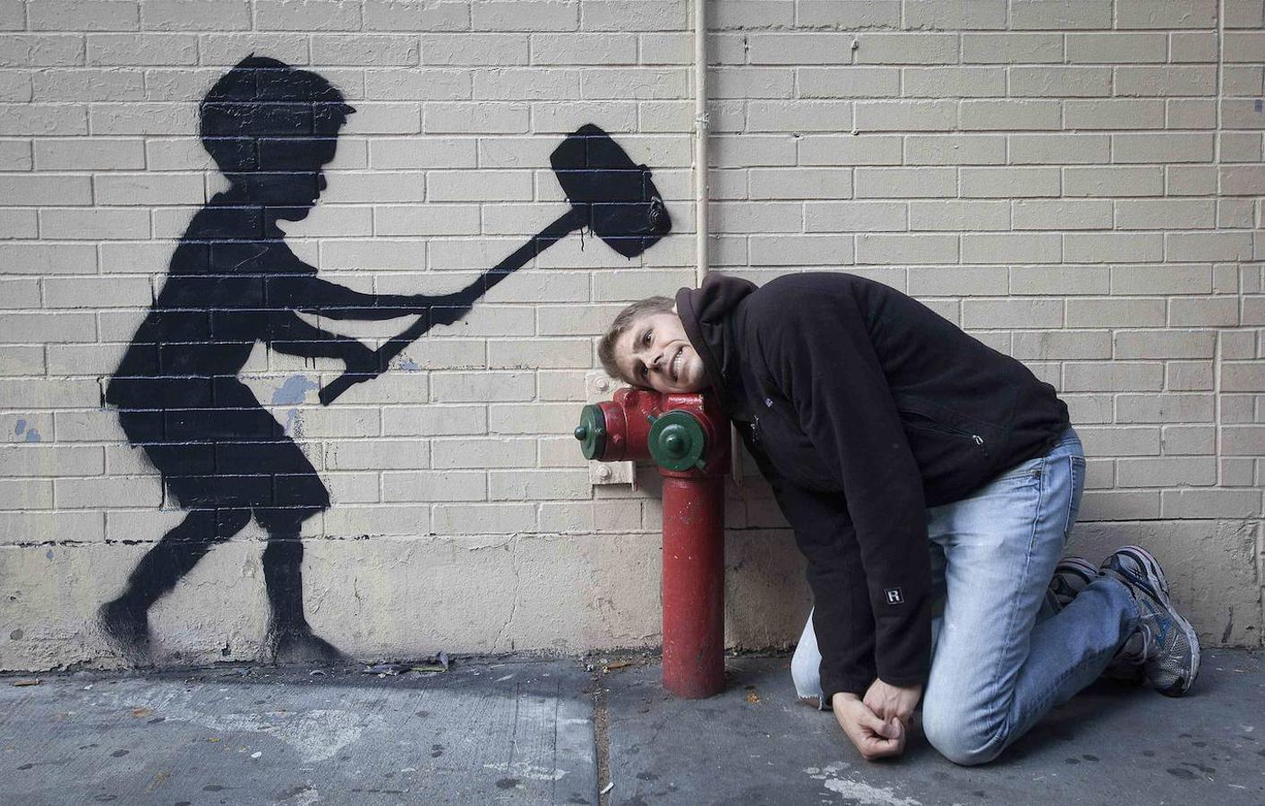 Las obras de arte urbano de Banksy son fotografiadas por gran cantidad de gente a diario. El artista combina la escritura con grafitis y plantillas