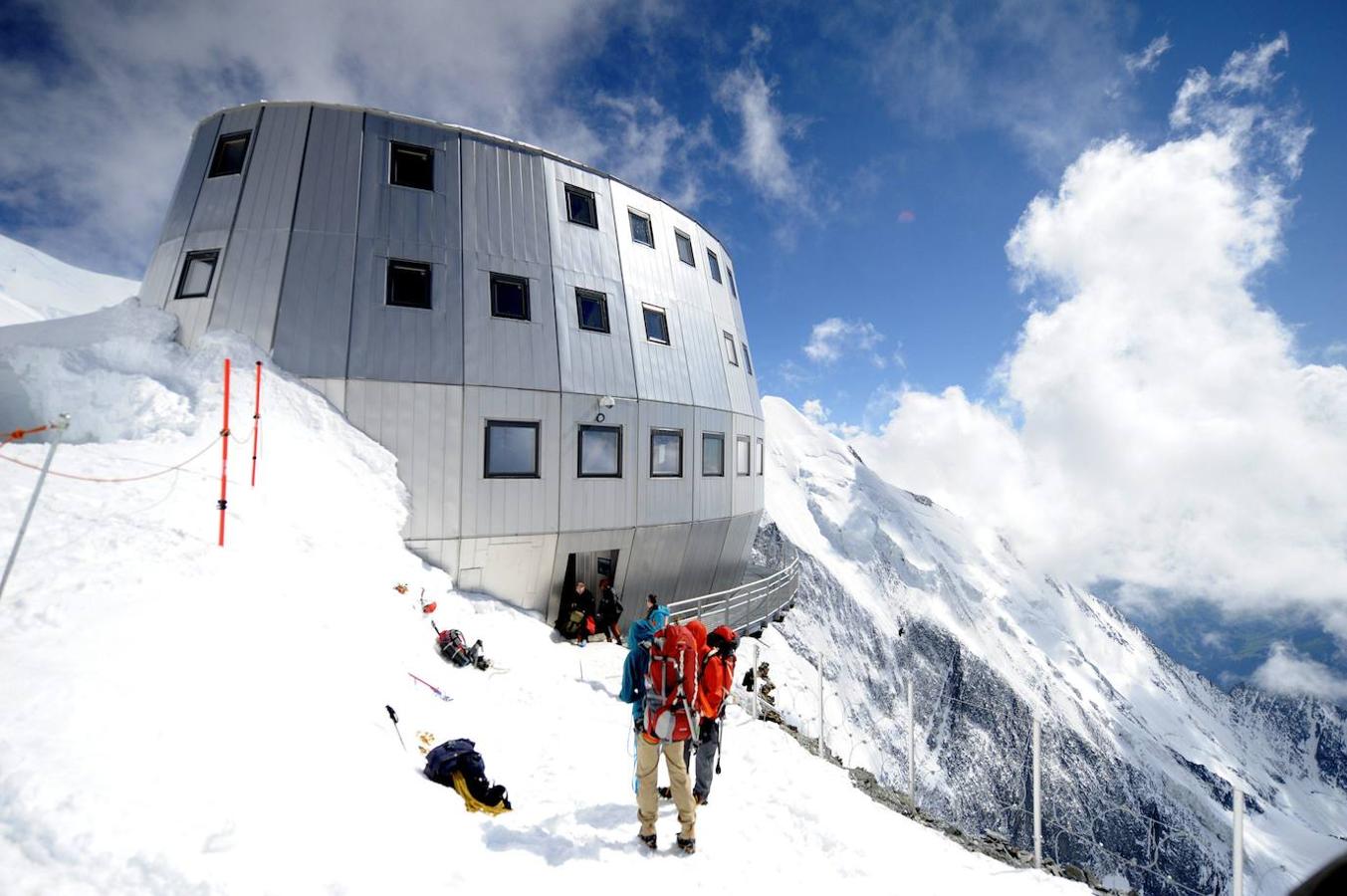 REFUGIO DE GOÛTER (FRANCIA) | Una de las rutas más conocidas en el ascenso al Mt. Blanc es la ruta Goûter. Allí se encuentr este imponente y moderno refugio situado a 3.835 metros de altitud. Puede alojar a 160 alpinistas y, además, cuenta con los últimos avances a nivel de sostenibilidad, tecnología y utilización de las energías renovables.