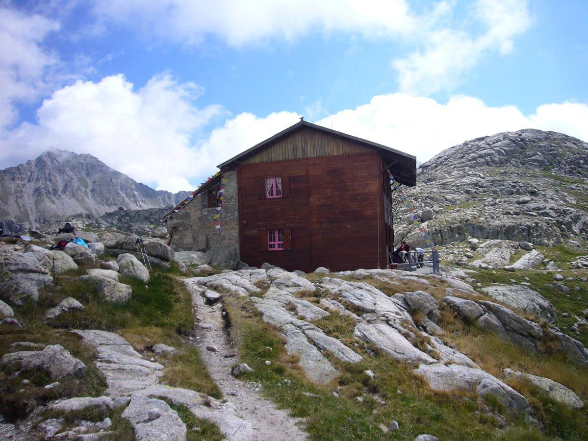 REFUGIO DE COLOMINA (LLEIDA) | El refugio de Colomina, a 2.425 metros de altura, está situado en pleno pirineo catalán, al sur del Encantats y dentro de la zona periférica del Parque Nacional de Aigüestortes i Estany de Sant Maurici. Una zona que destaca por sus 24 lagos y por esa amplitud y gran belleza de su paisaje montañoso.