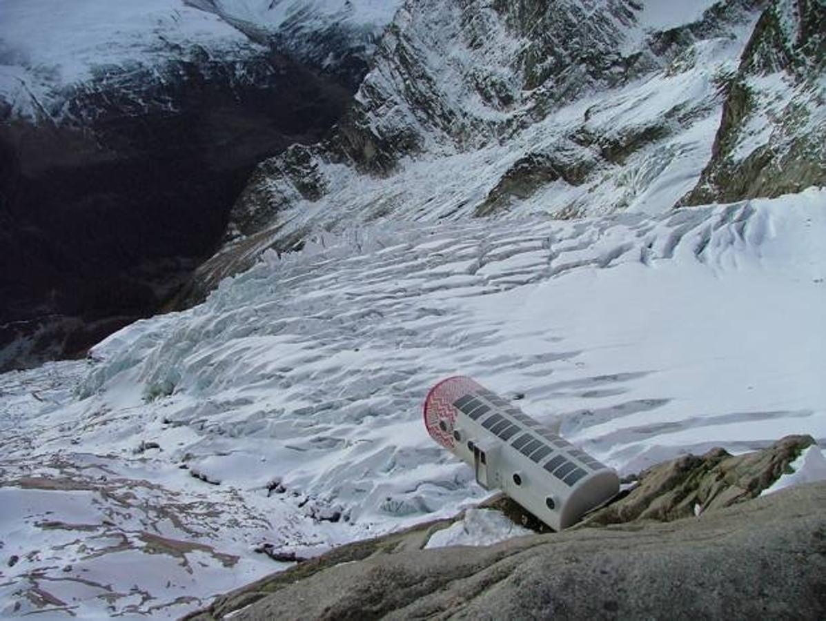 REFUGIO GERVASUTTI (ITALIA) | Con un sorprendente diseño futurista, esta cabaña en forma de tubo se sitúa 2.835 metros por debajo de los enormes muros de los Grandes Jorasses. La cabaña cuenta con alojamiento; un total de 12 habitaciones.