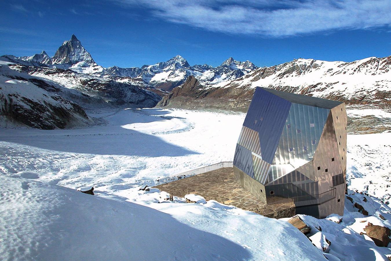 REFUGIO MONTE ROSA (SUIZA) | Por su forma particular y su carcasa de aluminio plateado, este innovador edificio recuerda a un cristal de roca. Aunque la forma no es lo único innovador aquí, también la tecnología utilizada y la gestión de la energía se han aventurado con alternativas completamente nuevas.Está instalado a 2.810 metros de altura en la 'Untere Platje', un imponente riñón rocoso que surge entre los glaciares de Grenz, Gorner y del Monte Rosa, en pleno corazón de los Alpes suizos.