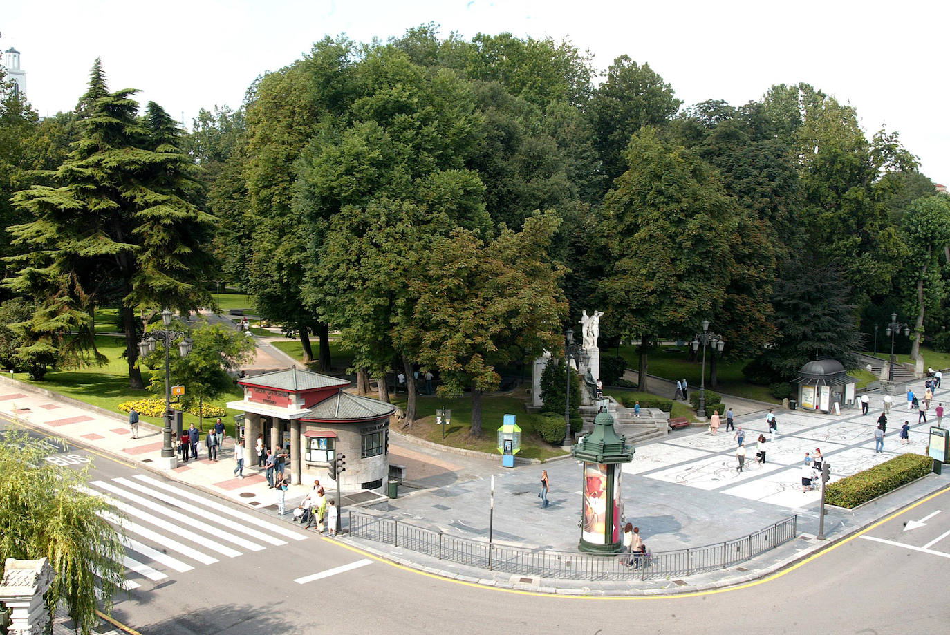El plan director del Campo de San Francisco busca recuperar el pulmón verde para los ciudadanos e impulsar mejoras que le permitan recuperar el esplendor de épocas pasadas. Generaciones y generaciones se han criado corriendo entre sus árboles y caminos, convirtiéndole en fiel testigo de la historia de Oviedo