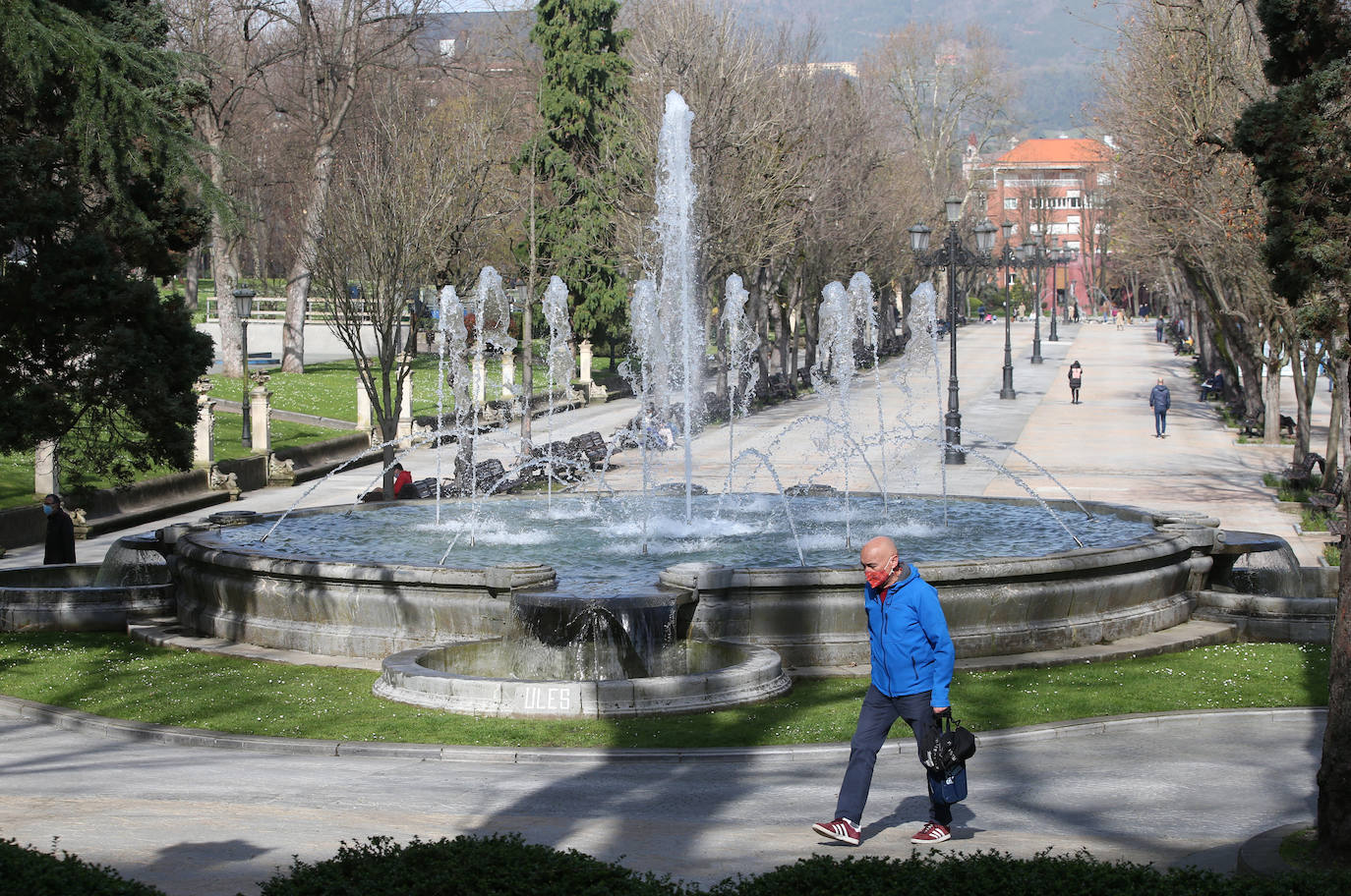El plan director del Campo de San Francisco busca recuperar el pulmón verde para los ciudadanos e impulsar mejoras que le permitan recuperar el esplendor de épocas pasadas. Generaciones y generaciones se han criado corriendo entre sus árboles y caminos, convirtiéndole en fiel testigo de la historia de Oviedo