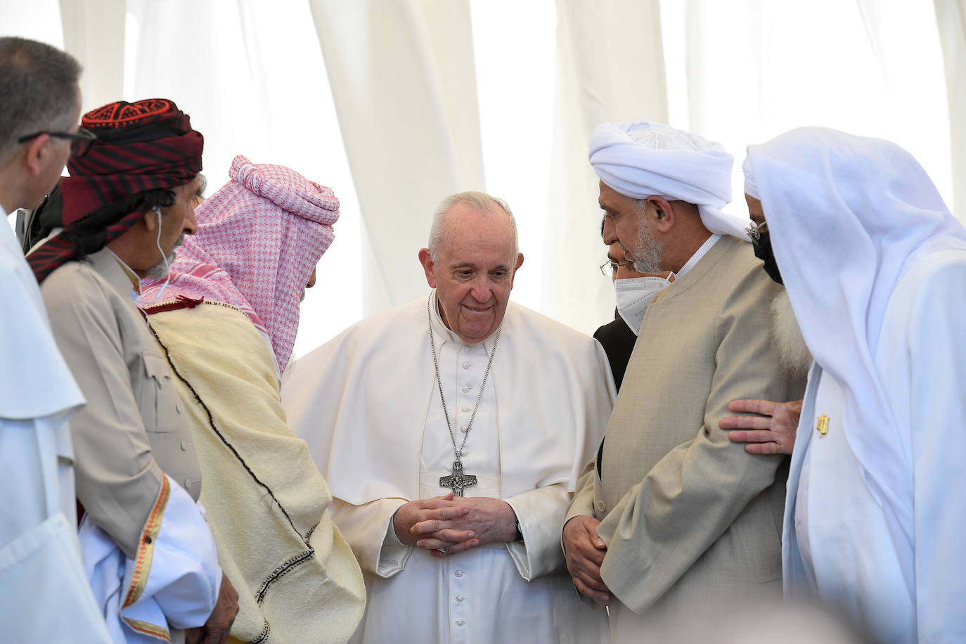 El papa Francisco ha visitado por primera vez Irak en un arriesgado viaje de tres días de duración con el objetivo de acercarse a la comunidad cristiana del país, brutalmente castigada por el grupo yihadista Estado Islámico.