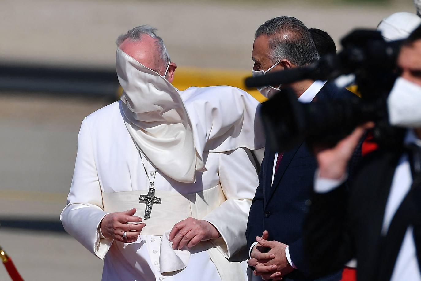El papa Francisco ha visitado por primera vez Irak en un arriesgado viaje de tres días de duración con el objetivo de acercarse a la comunidad cristiana del país, brutalmente castigada por el grupo yihadista Estado Islámico.