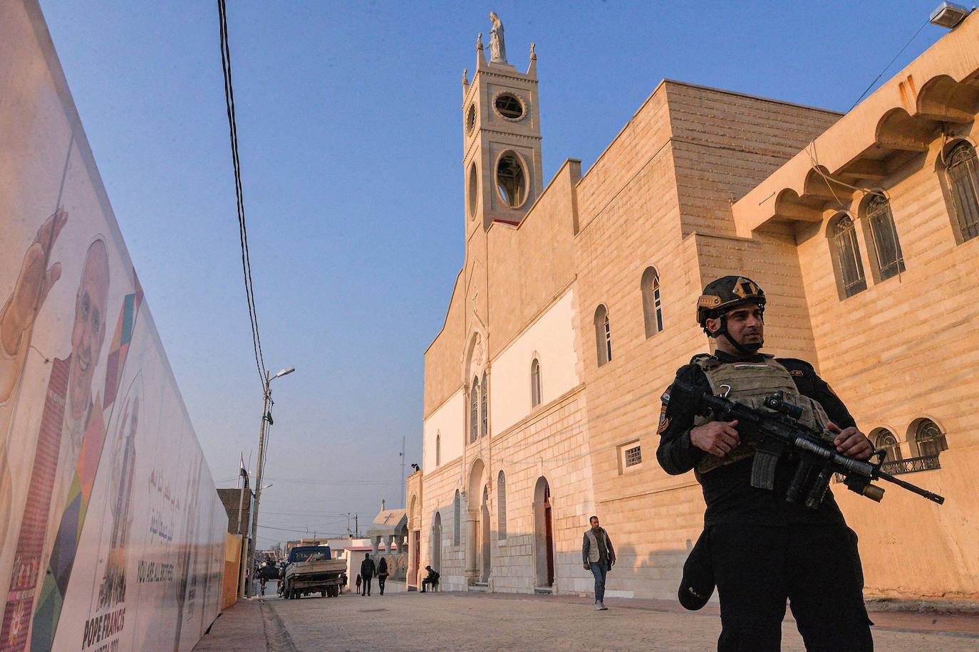 El papa Francisco ha visitado por primera vez Irak en un arriesgado viaje de tres días de duración con el objetivo de acercarse a la comunidad cristiana del país, brutalmente castigada por el grupo yihadista Estado Islámico.