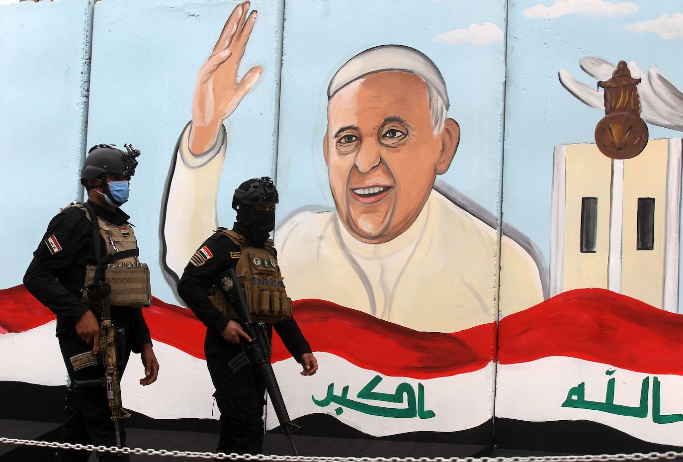 El papa Francisco ha visitado por primera vez Irak en un arriesgado viaje de tres días de duración con el objetivo de acercarse a la comunidad cristiana del país, brutalmente castigada por el grupo yihadista Estado Islámico.