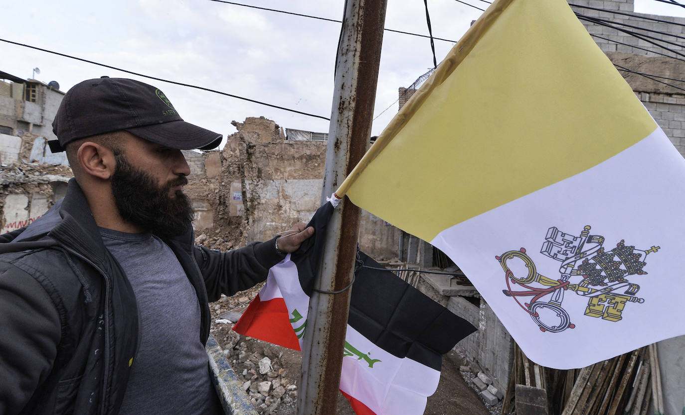 El papa Francisco ha visitado por primera vez Irak en un arriesgado viaje de tres días de duración con el objetivo de acercarse a la comunidad cristiana del país, brutalmente castigada por el grupo yihadista Estado Islámico.
